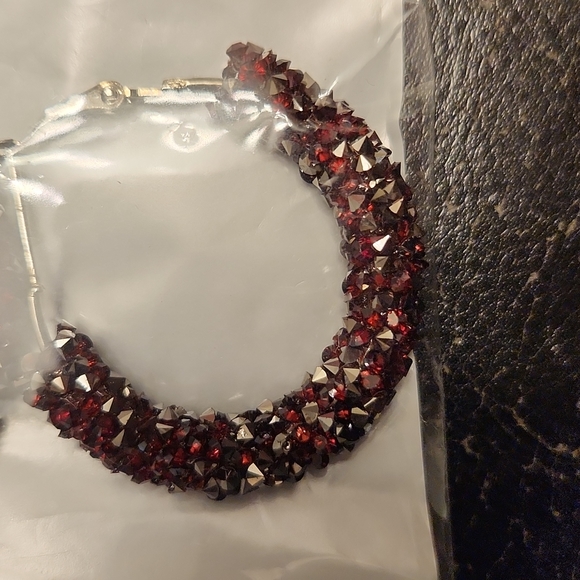 Beautiful sparkling burgundy loop earrings - Picture 2 of 3